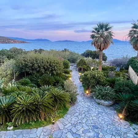 Βίλα Scenic Coastal Getaway *
